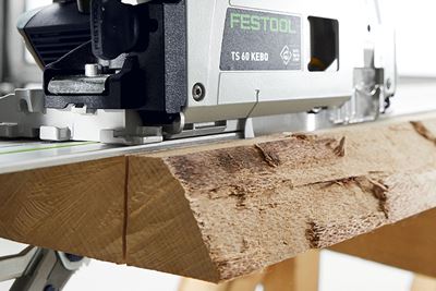 Nærbillede af en rundsav fra Festool, der saver i træ