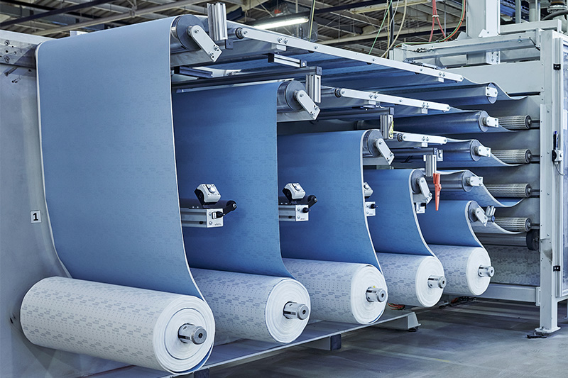 Store ruller med materiale til slibepapir