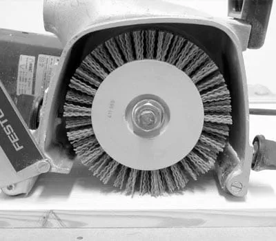 Når den ønskede struktureffekt er opnået, skiftes børsterne ud med rustilonbørsten med plastbørster