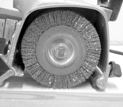 Anvend rustilonbørste med wirestål til strukturering