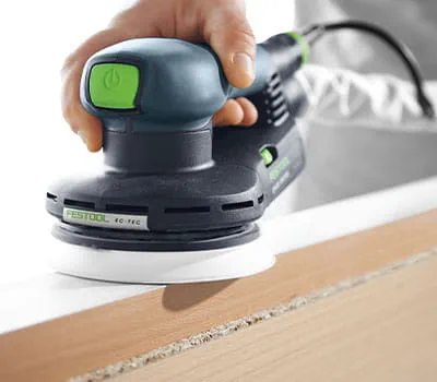 Ved slibning af finerede overflader er der risiko for at "slibe hul"