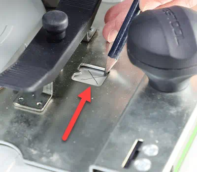 Udsparing i føringspladen