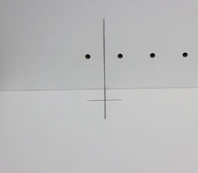 Boring til hængselbeslagene i lågefronten