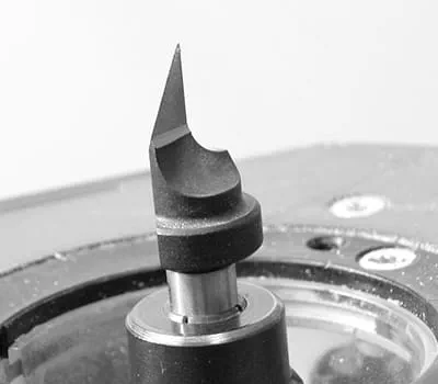 Monter fræseren i overfræserens spændetang