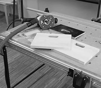 Løsning af fræserens låseknap