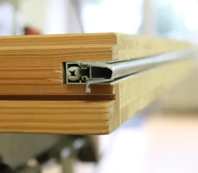  Fastskruning af dørtætning i noten