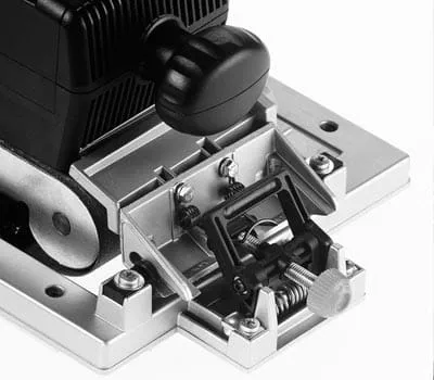 Ved at løfte båndsliberen kan den allerede slebne overflade kontrolleres