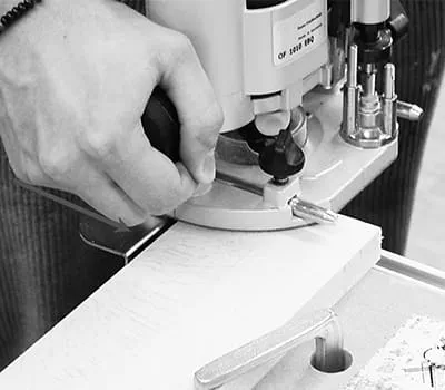 Neddykning af fræseren i arbejdsemnet