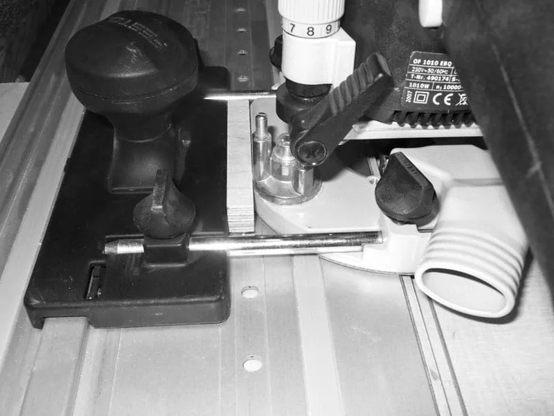 Fastgørelse af føringsskinne med skruetvinger