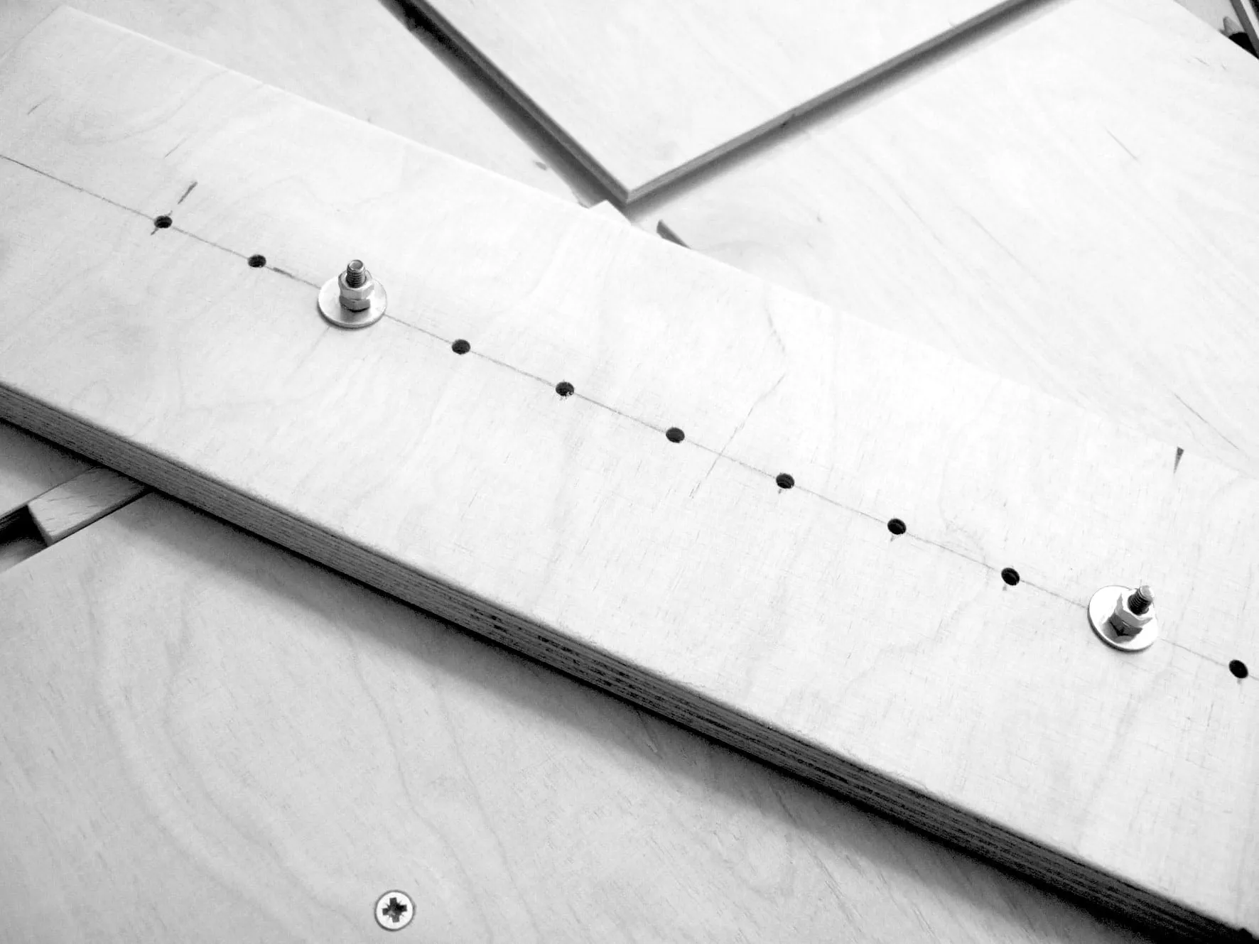 Isætning af skruer i hullerne