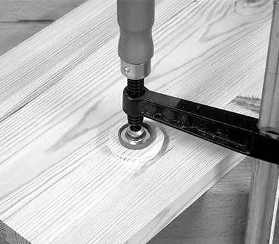 Limning af klods med trælim