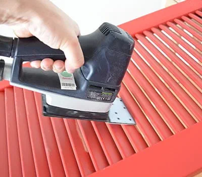 Læg slibepapiret på det forreste område af lamelsålen