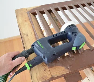 Et stærkt beskadiget laklag skal delvis slibes ned til træet.