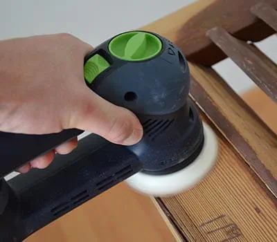 I indstillingen grovslibning slibes den beskadigede lak hurtigt af.