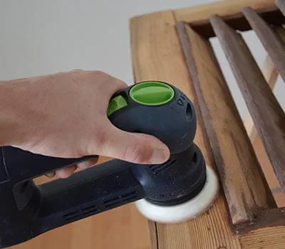 Efterfølgende forberedes fladen til den nye lakering.