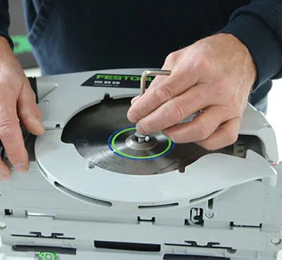 Brug af fladtands-savklinge