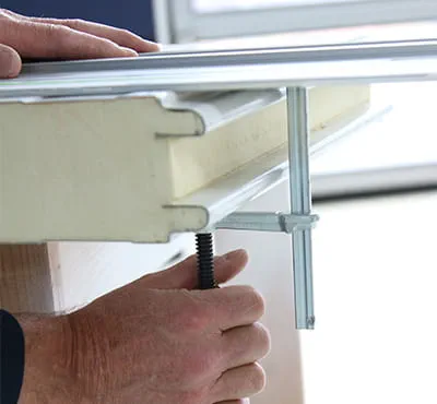 Fastgørelse af materiale med tvinger