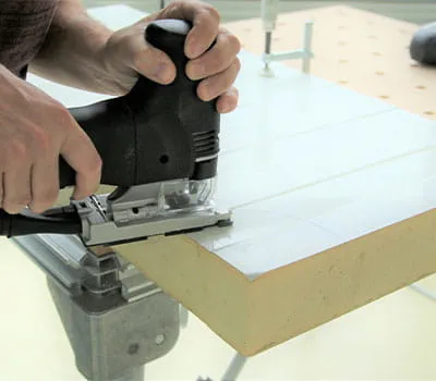 Sav udsparingen eller radiussen i sandwichpladerne med moderat fremføring