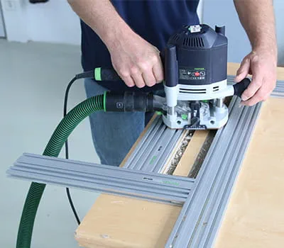 Føring af overfræseren i urets retning