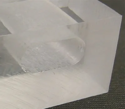Klar snitkant på plexiglas