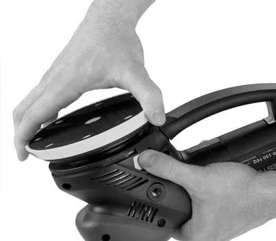 Forslibning af mineralmaterialepladen i grovslibeindstilling i krydsslibning