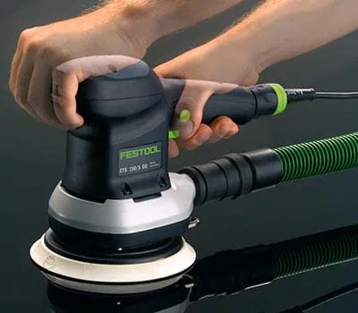 Sæt omdrejningstallet på trin 3-4. Maskinen bevæges nu uden tryk og med langsom bevægelse. 