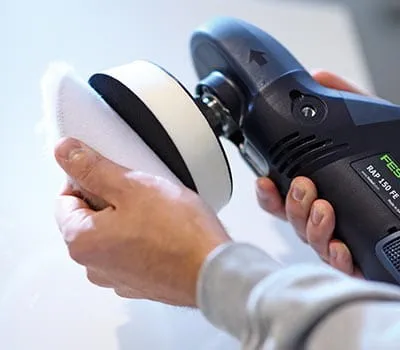 Sæt lammeskindet på rotationspolereren.