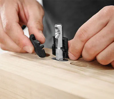 Påsætning af dyvelclips på ankerbolten