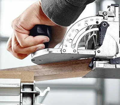 For at opnå højeste stabilitet monteres 2 dyvler pr. hjørnesamling