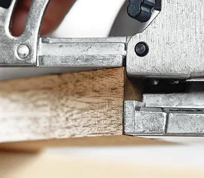 Til det andet fræsehul kan du enten markere positionen eller køre maskinen hen til spidsen af geringen 