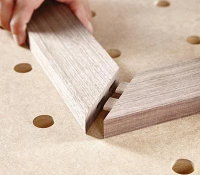 Sæt dyvlerne ind under brug af tilstrækkelig meget lim