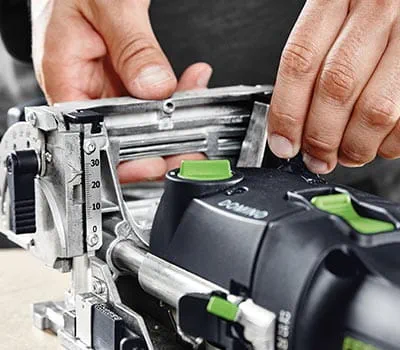 Indstil fræsehøjden, så den svarer til tykkelsen af arbejdsemnet