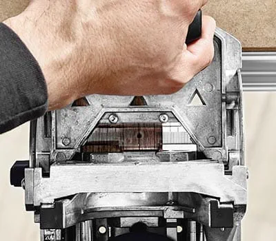 Sæt fræsehullerne ved at tegne eller med skalaen i skueglasset