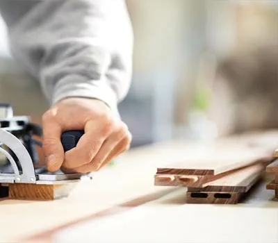 Hvis trærammens stykker skal falses eller notes efter samlingen, skal falsdybden ved fræsning af dyvelhullerne lægges til forinden