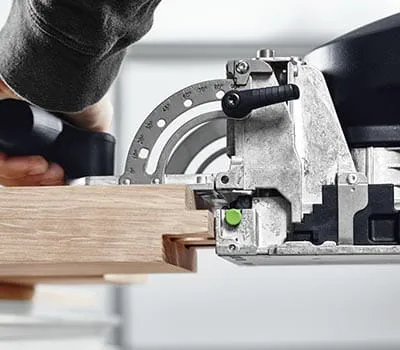 Markér den ønskede position for dyvlerne, og arbejd ved hjælp af skueglasset