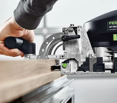 I længdelisten fræses hullerne også med 70 mm fræsedybde