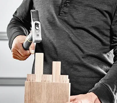 Slib evt. dyvlen lidt på kanterne med en slibeklods