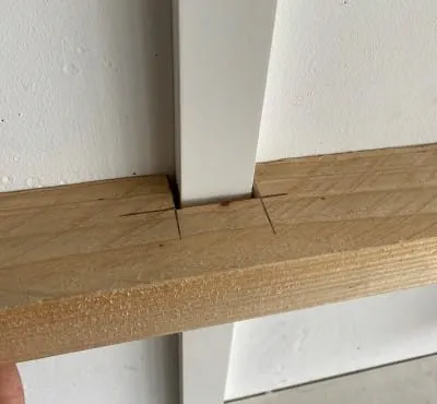 Når arbejdet er færdigt, kan rammestykket med udskæringen anbringes  