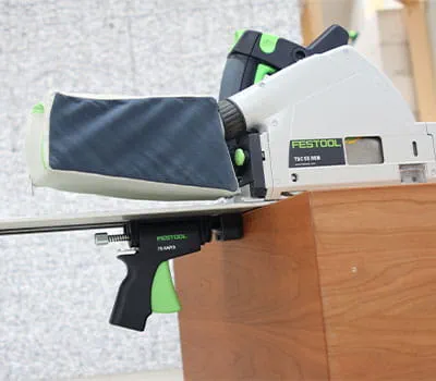 Indstilling af føringsskinnen