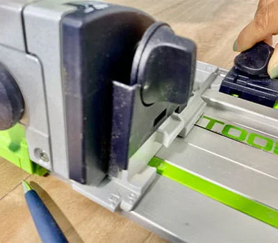 Fastgørelse af anslag foran