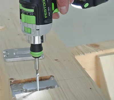 Montering af beslag med skruer