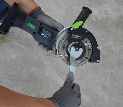 Monter diamantskiven All-D 125 med en tohulsnøgle 