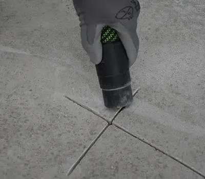 Fjern støv og løse dele fra revnerne med støvsugeren