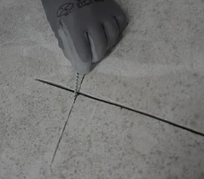 Læg forbindelsesstykkerne i tværfugerne.