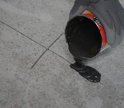 Hæld støbeharpiks i fugen