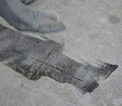 Afdrys den friske støbeharpiks med kvartssand.