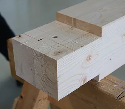 Færdigt tilvirket stolpeende