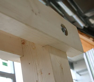 Monter de forberedte tænger med tilsvarende borehuller