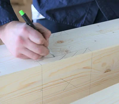 Streg op på stolpeenderne. 