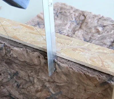 Skabeloner lægges på, og der skæres ind i mellemspærsisoleringen